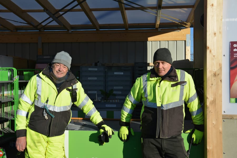 Garry og Tomas Marquardsen arbejder på Genbrugsstationen Kulbanevej i Valby. Her hjælper de blandt andet med at håndtere den direkte genbrug. Foto Lærke Kobberup