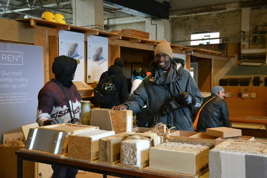 Både de danske og de kenyanske lærlinge var ude og høre om bæredygtige byggematerialer hos det bæredygtige byggemarked, Havnens Hænder. Foto: Lærke Kobberup.