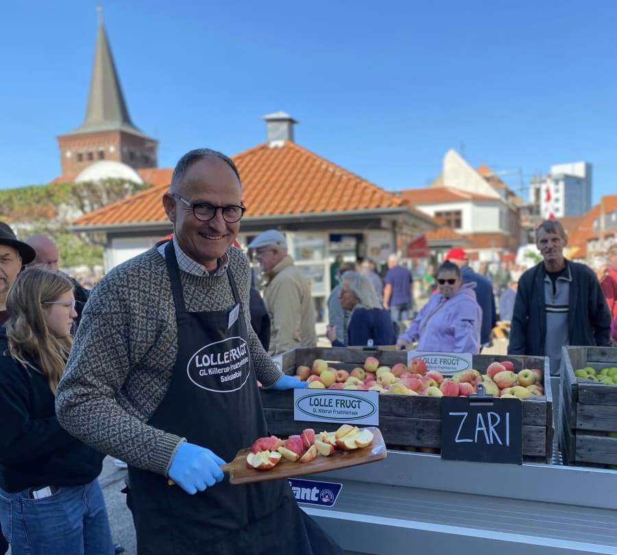 En entusiastisk Erik Lolle med sprøde, friskskårede æbler.