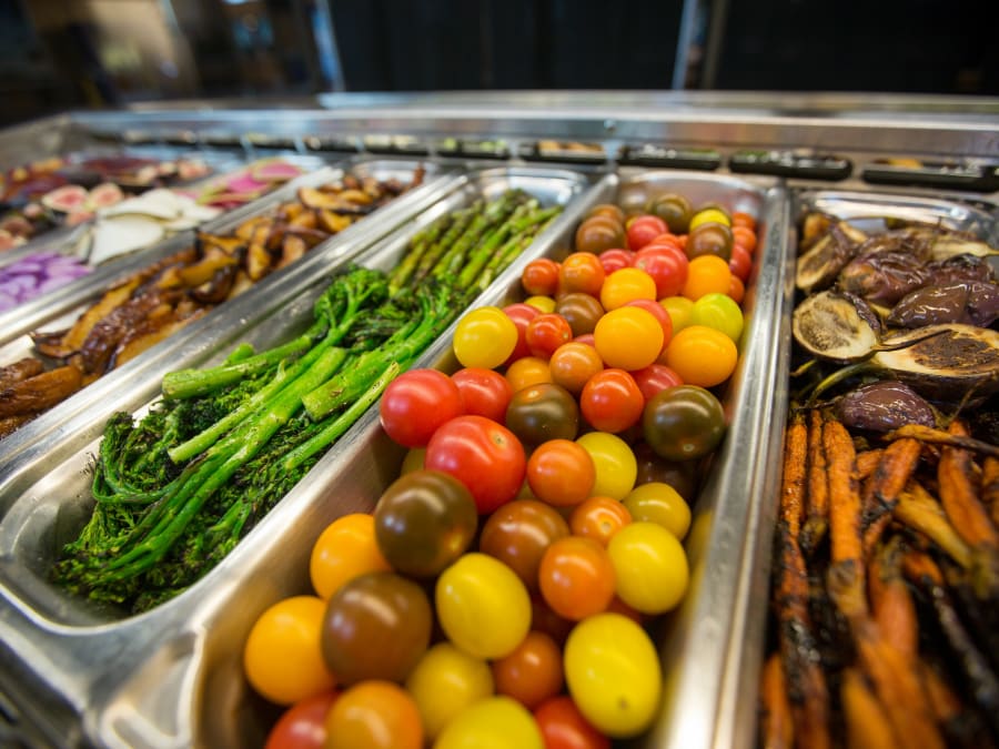 Flere grøntsager og mere kød har skubbet Københavns Kommunes klimaaftryk fra madvarer ned. Foto: Tom Windeknecht, iStock