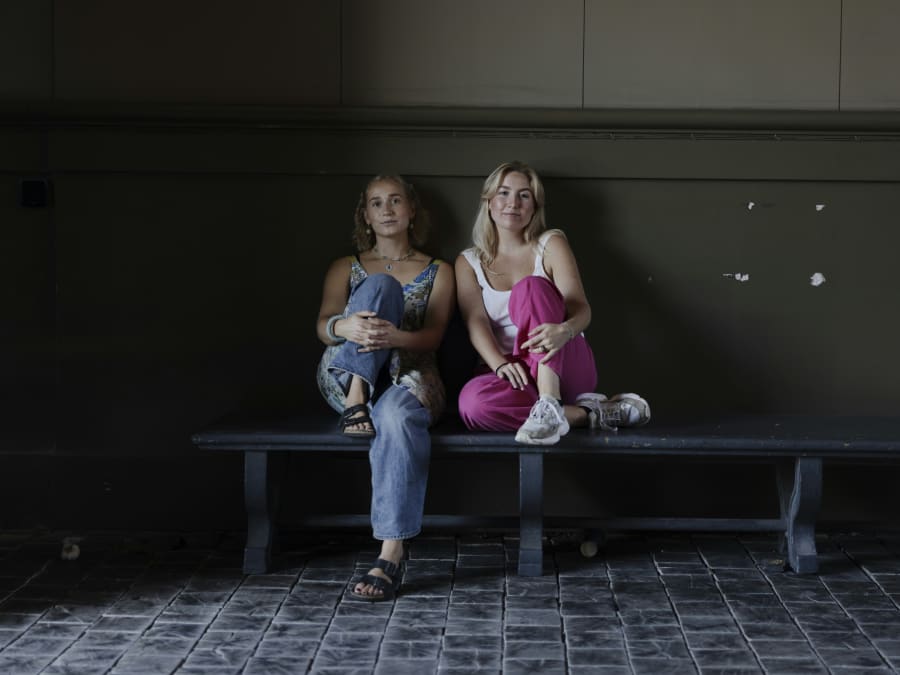 Klimaforandringer er den største bekymring hos danske unge. Det faktum førte til, at Lea Wiggen (venstre) og Ida Fjellerup Hansen (højre) startede Klimapsykologisk Ungdomsforening. Foto: Sigrid Nygaard, pressefotograf Information.